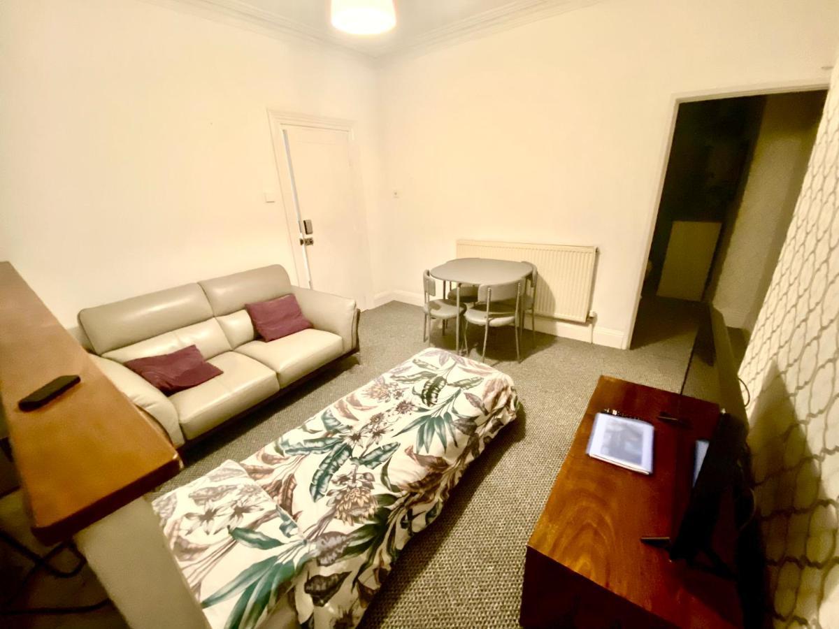 The Walnut Suite Lovely One Bedroom Flat In Stoke. Πλίμουθ Εξωτερικό φωτογραφία